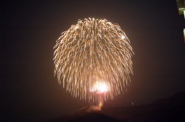スターマインや尺玉が七夕まつりの夜空を美しく彩る