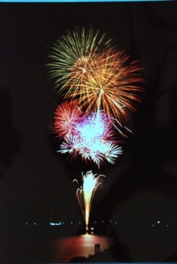 打ち上げられた花火が川面を照らす