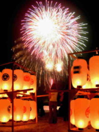 精霊灯の明かりと花火のコントラストが見ものだ