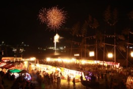 美しい花火がお祭りのラストを飾る