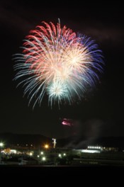 巨大な花火が次々と打ち上げられる