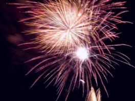 祭りと共に夜空を彩る豪快な花火を堪能できる
