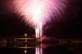 多種多様な花火や超特大スターマインが鹿部町の夏の夜空に咲き誇る