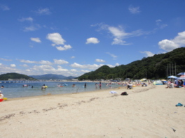 国道沿いにある瀬戸内海に面したビーチ