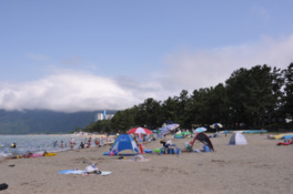 由良ヶ岳を望むビーチは毎年多くの海水浴客でにぎわう