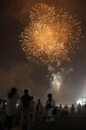 お祭りのラストを色鮮やかな花火が飾る