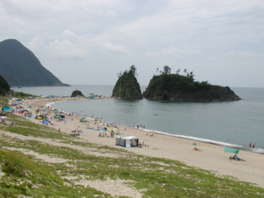 丹後松島の絶景を望みながら海水浴が楽しめる