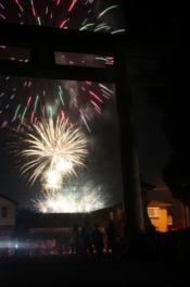 見る場所によって違った姿を見せる花火を堪能できる