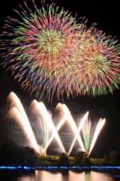 豪華な花火が平川河畔の川面に映る