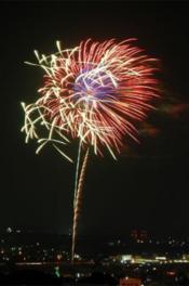 伝統的な祭りの初日、花火が彩を添える
