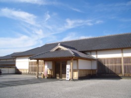 萩開府400年記念日の2004年11月11日に開館した