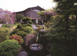池泉回遊式の日本庭園は四季折々の風情を感じさせる