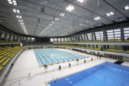 国際水泳大会も開かれる広い場内
