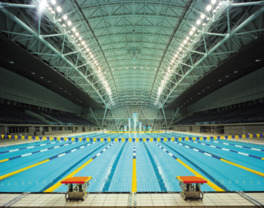 国際大会にも使われるプールで存分に泳げる
