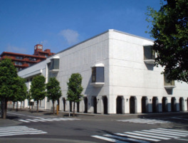 戦前は銀行だった本館の大ホールは、国の登録有形文化財に登録されている