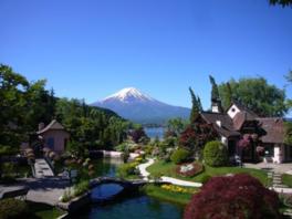 ヨーロッパ風の建築の背後に雄大な富士山を望む