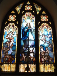 教会正面を飾る1810年作｢聖母マリアと天使たち｣