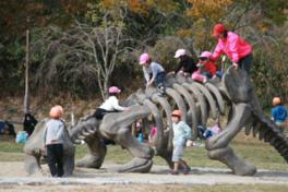 祭り広場にある、子供に人気の恐竜遊具イタノザウルス