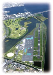 児島湖と阿部池に囲まれ、飛行場近くには岡山港もある
