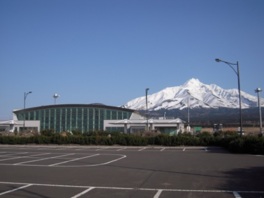 利尻富士を背景に建つ近代的な空港ターミナルビル