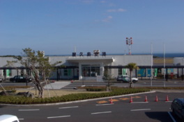 海岸線に沿うようにして建つ屋久島空港