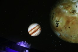 木星の第1衛星イオ(手前)と木星をリアルに再現している