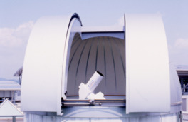 直径4mの天体観測ドームには屈折望遠鏡を設置