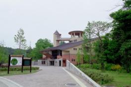 甲賀市みなくち子どもの森の入口近くにある自然館