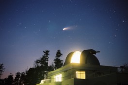 天文台の上空を尾を引いて飛ぶヘール･ボップ彗星
