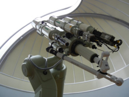 太陽や恒星などが観測できる天体観測室の屈折望遠鏡