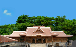 社殿は屋根の瓦など沖縄独特の雰囲気を感じさせる