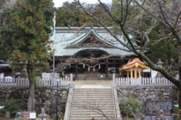 拝殿まで続く参道は日本の道100選の一つ