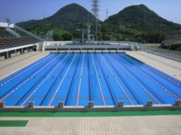 屋外プールは50m×9コースで飛び込みプールもあり