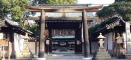 流れ造(銅板葺)の御本殿は賀茂御祖神社の「河合社」を模している