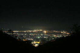 展望台から諏訪湖を中心とした夜景を望める