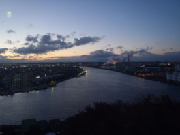 タワーの北側には新井田川や河口の町、工場の夜景が見られる
