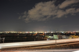 新幹線の向こうに瀬田の町や大津市街の夜景が広がる