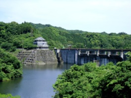城の形をした瓜田ダム資料館