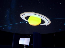 色鮮やかにドーム天井に映し出される土星