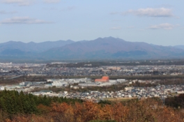 展望台から大平山と秋田市街の風景を望む