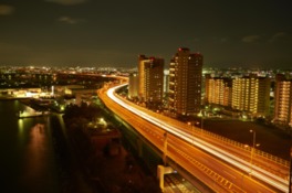 阪神高速道路4号湾岸線の明かりの向こうに広がる大阪湾沿岸の街明かり
