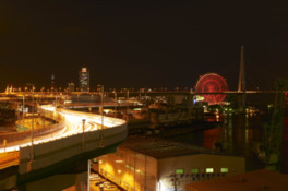 天保山の大観覧車や天保山大橋の夜景をバックに延びる阪神高速道路