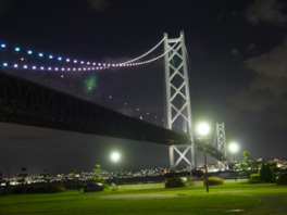 優しい光でライトアップされた明石海峡大橋と対岸の神戸の夜景