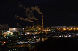 苫小牧市街地の住宅の明かりや工場夜景を見晴らす