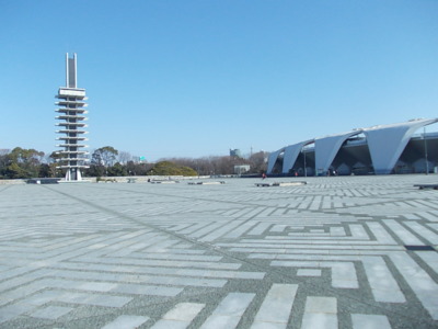 広々とした中央広場にたたずむオリンピック記念塔