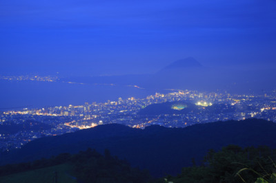 高崎山のシルエットと別府湾沿いのきらめく光