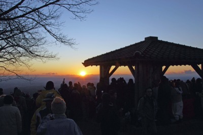 日の出山山頂の初日の出 東京都 の情報 ウォーカープラス