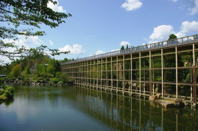 水面から10mの高さの観月橋から庭園が一望できる