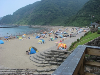 遠浅の海岸で穏やかな波間を楽しめる
