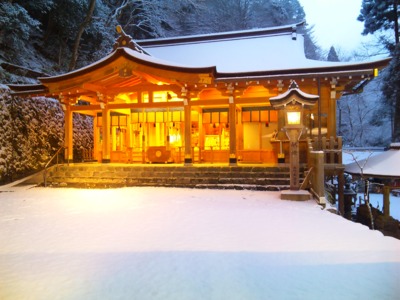 雪化粧した社殿の姿も美しい